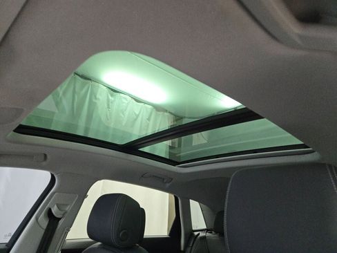 Used 2022 Audi e-tron Premium Plus w/ Premium Plus Package image 25