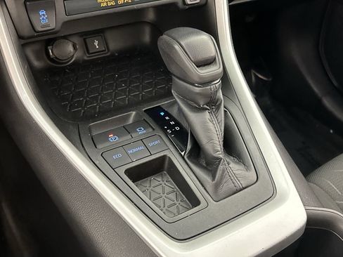 Used 2022 Toyota RAV4 XLE w/ Convenience Package FWD image 17