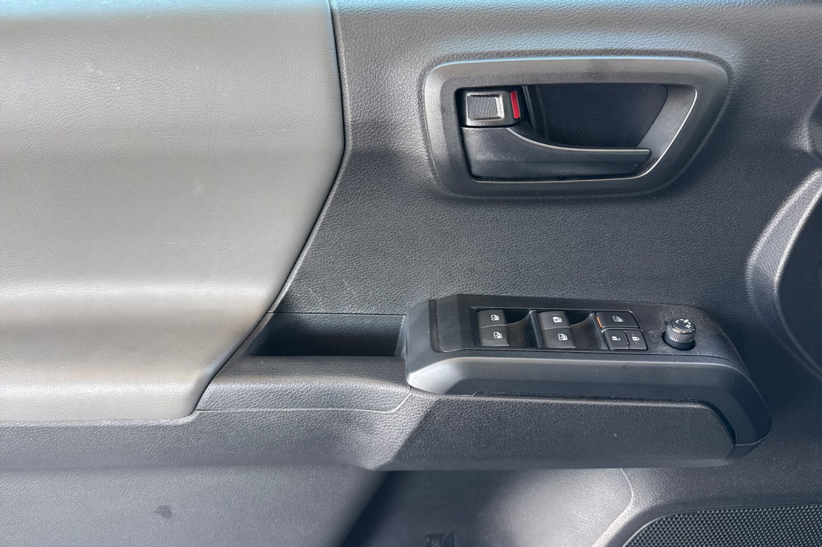 Used 2023 Toyota Tacoma SR w/ SR Convenience Package RWD image 17
