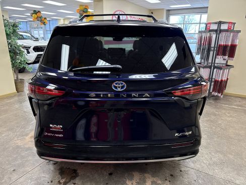Used 2025 Toyota Sienna Platinum image 5
