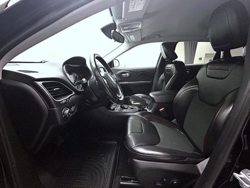 Used 2019 Jeep Cherokee Trailhawk w/ Cold Weather Group AWD/4WD image 10