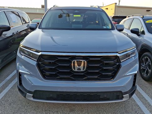 Used 2025 Honda Pilot Touring image 2