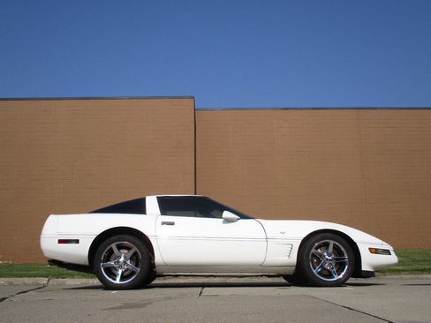 Used 1996 Chevrolet Corvette Coupe image 8