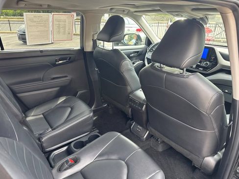 Used 2024 Toyota Highlander XLE FWD image 33
