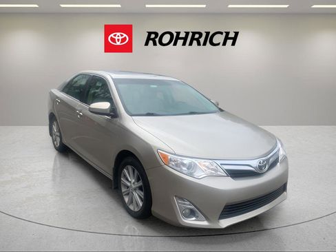 Used 2014 Toyota Camry XLE w/ Leather Package image 2