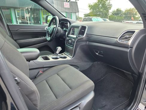 Used 2020 Jeep Grand Cherokee Laredo AWD/4WD image 13