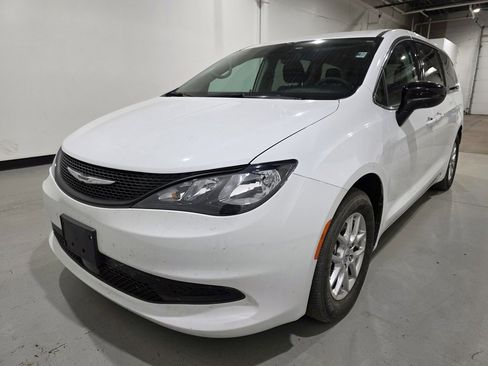 Used 2024 Chrysler Voyager LX image 8