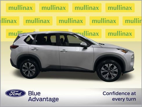 Used 2022 Nissan Rogue SV image 2