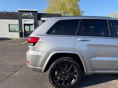 Used 2017 Jeep Grand Cherokee Altitude AWD/4WD image 4