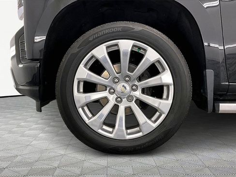 Used 2022 Chevrolet Silverado 1500 High Country w/ Technology Package image 9