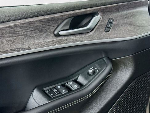 Used 2024 Jeep Grand Cherokee Limited image 18