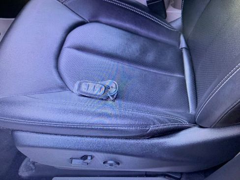 Used 2024 Chrysler Pacifica Touring-L image 9