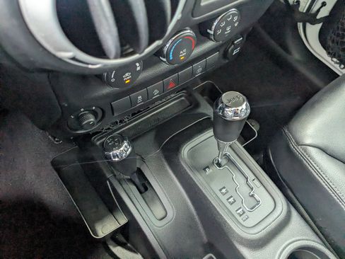 Used 2014 Jeep Wrangler Unlimited Sahara w/ Connectivity Group AWD/4WD image 18