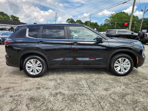 New 2025 Mitsubishi Outlander ES image 2