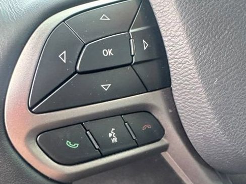 Used 2019 Jeep Cherokee Latitude Plus w/ Comfort/Convenience Group AWD/4WD image 17