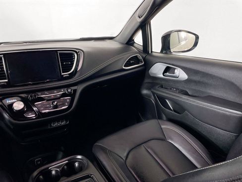 Used 2024 Chrysler Pacifica Limited FWD image 24