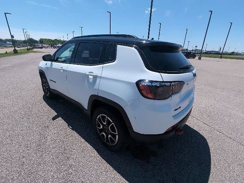 Used 2025 Jeep Compass Trailhawk AWD/4WD image 10