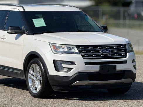 Used 2017 Ford Explorer XLT w/ Equipment Group 202A AWD/4WD image 15