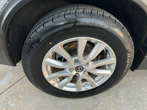 Used 2017 Nissan Rogue SV image 49