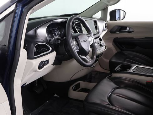 Used 2023 Chrysler Pacifica Touring-L FWD image 21