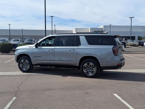 Certified 2025 Chevrolet Suburban Z71 image 3
