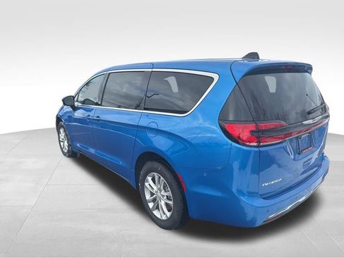 New 2026 Chrysler Pacifica Select image 3