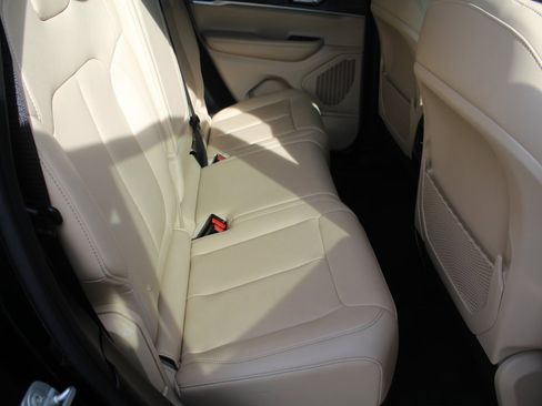 Used 2024 Jeep Grand Cherokee Limited w/ Black Appearance Package image 16