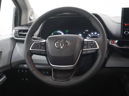 Used 2025 Toyota Sienna XLE w/ XLE Plus Package AWD/4WD image 18