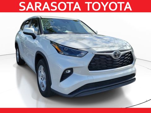 Used 2023 Toyota Highlander LE FWD image 1