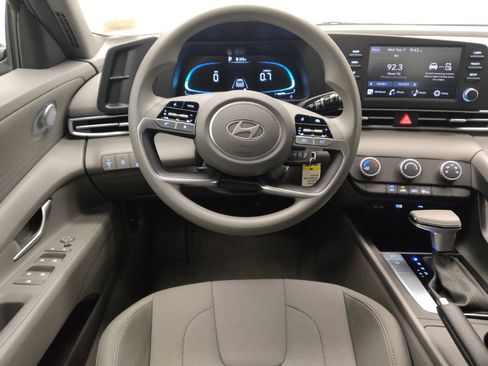 Used 2025 Hyundai Elantra SE FWD image 22