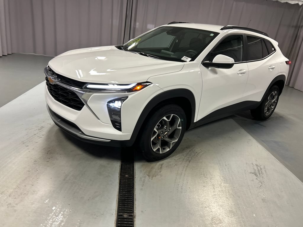 Used 2025 Chevrolet Trax LT FWD image 3