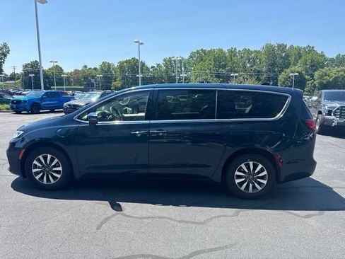 Used 2023 Chrysler Pacifica Touring-L FWD image 8