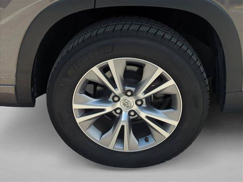 Used 2015 Toyota Highlander XLE FWD image 9