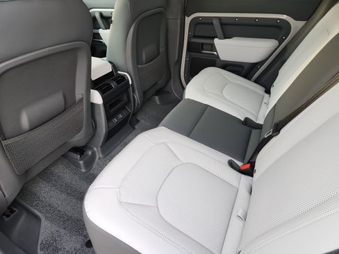 New 2026 Land Rover Defender 110 X-Dynamic SE image 31