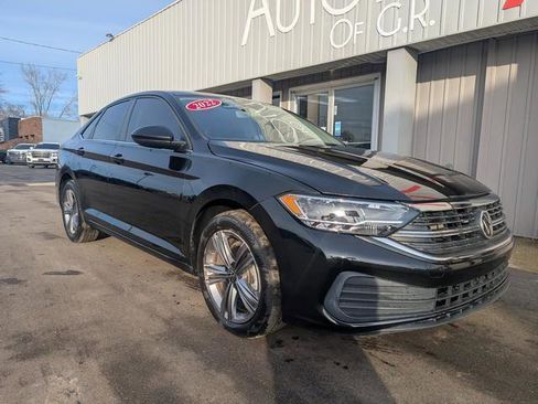 Used 2022 Volkswagen Jetta SE image 2