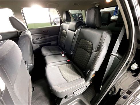 Used 2024 Nissan Pathfinder S image 36