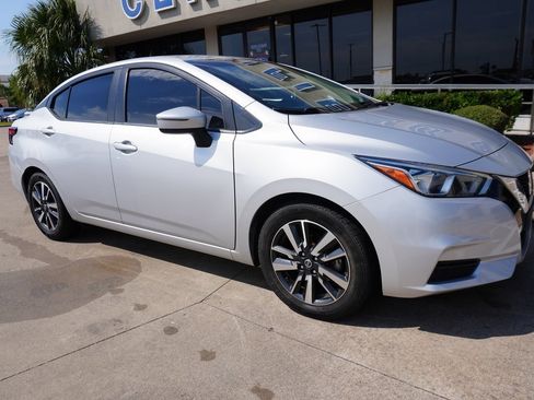 Used 2021 Nissan Versa SV image 1