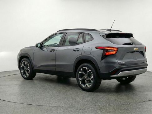 Used 2025 Chevrolet Trax LT FWD image 6