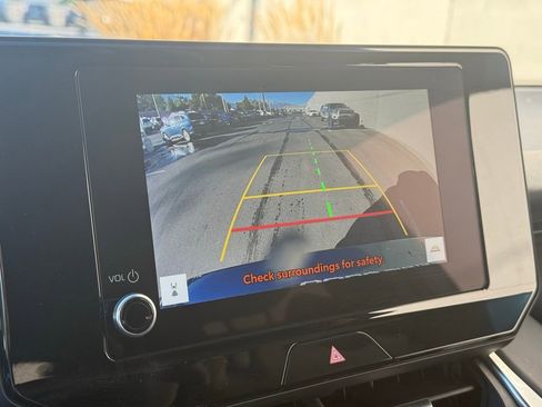 Used 2024 Toyota Venza LE image 15