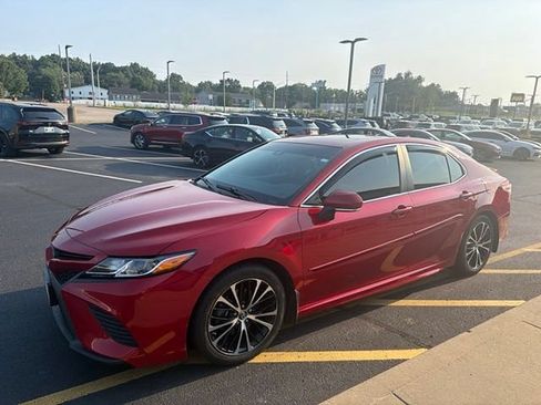 Used 2019 Toyota Camry SE w/ Convenience Package FWD image 2