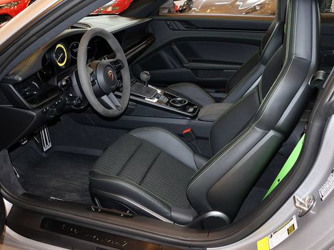 Used 2023 Porsche 911 Carrera T RWD image 4