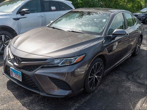 Used 2018 Toyota Camry SE w/ Moonroof Package FWD image 4