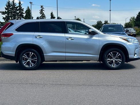 Used 2018 Toyota Highlander Plus AWD/4WD image 3