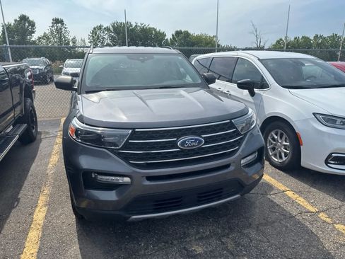 Used 2022 Ford Explorer XLT w/ Equipment Group 202A AWD/4WD image 4