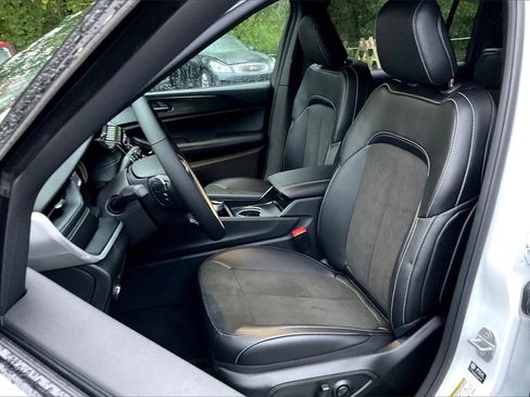 New 2025 Jeep Grand Cherokee L Altitude image 9