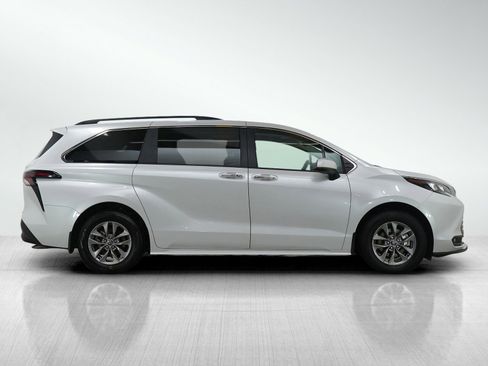 Used 2025 Toyota Sienna XLE image 6