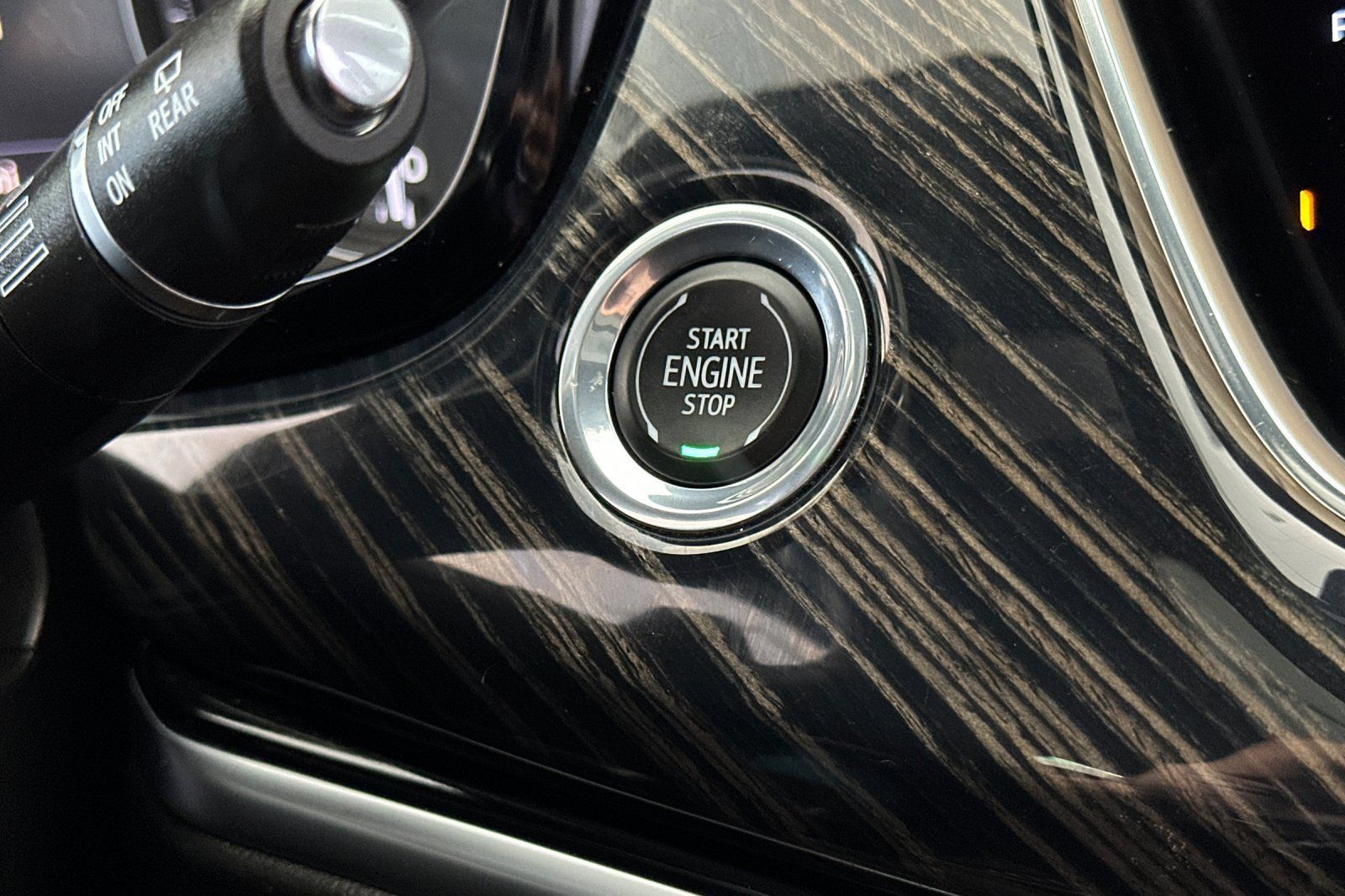Used 2024 Cadillac XT6 Premium Luxury w/ Technology Package FWD image 31