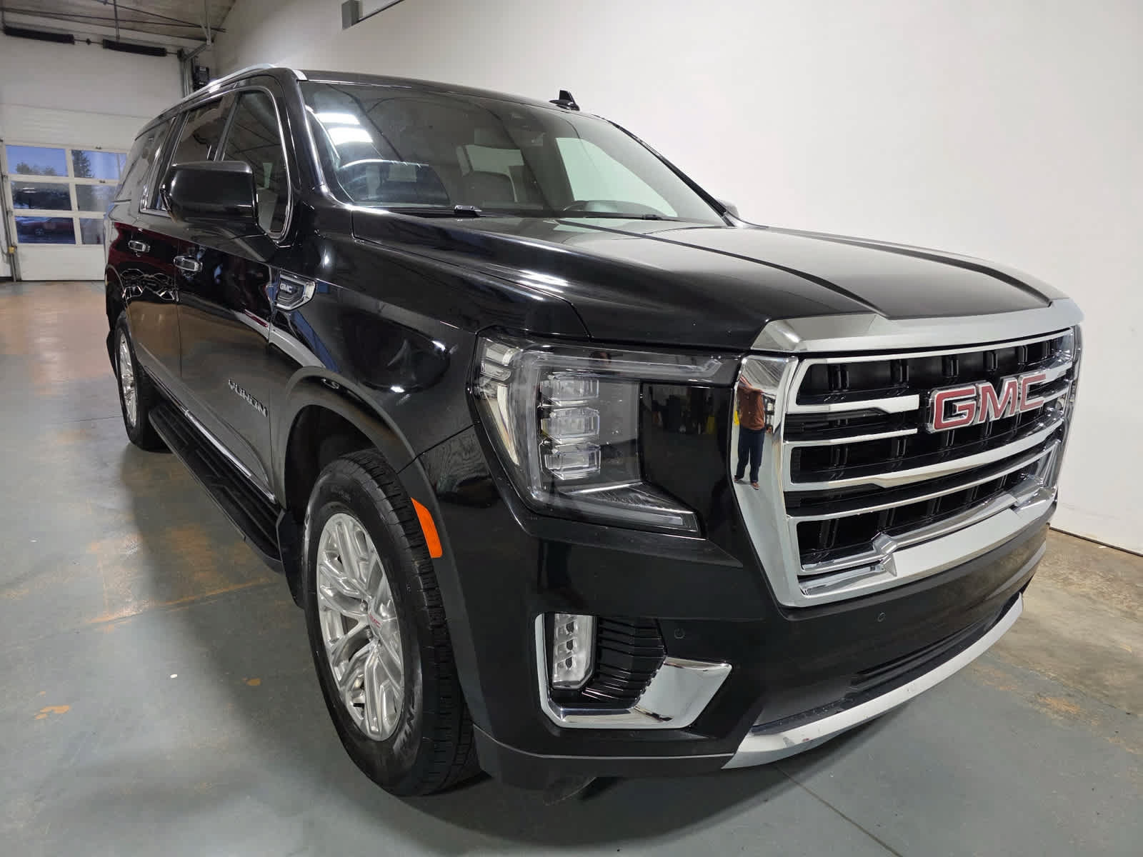 Used 2023 GMC Yukon XL SLT AWD/4WD image 6