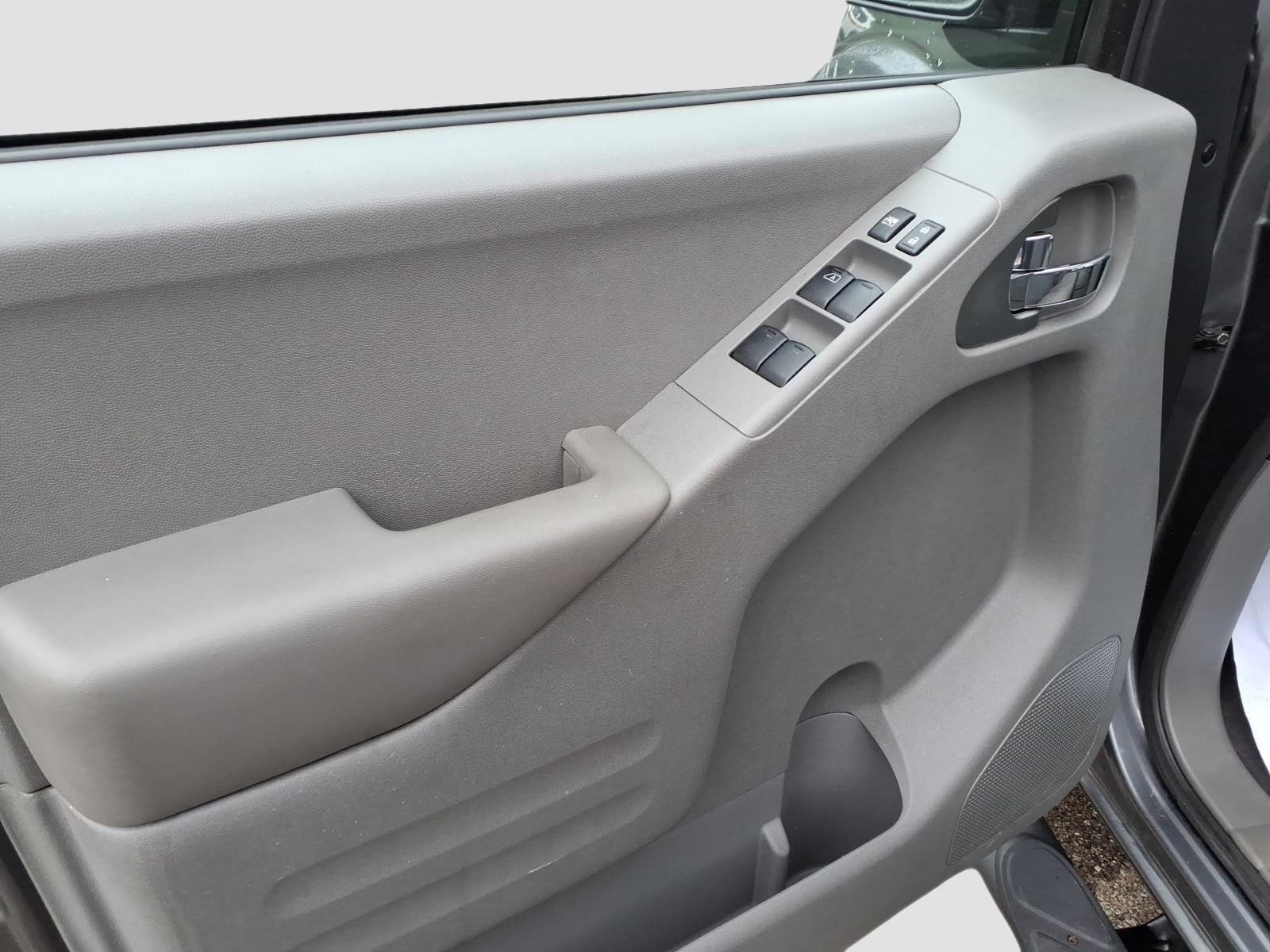 Used 2021 Nissan Frontier SV w/ Midnight Edition Floor Mats AWD/4WD image 17