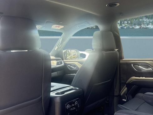 Used 2024 Chevrolet Suburban LT RWD image 11